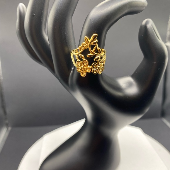 Elegant Gold Floral Ring (adjustable) - Picture 2 of 3